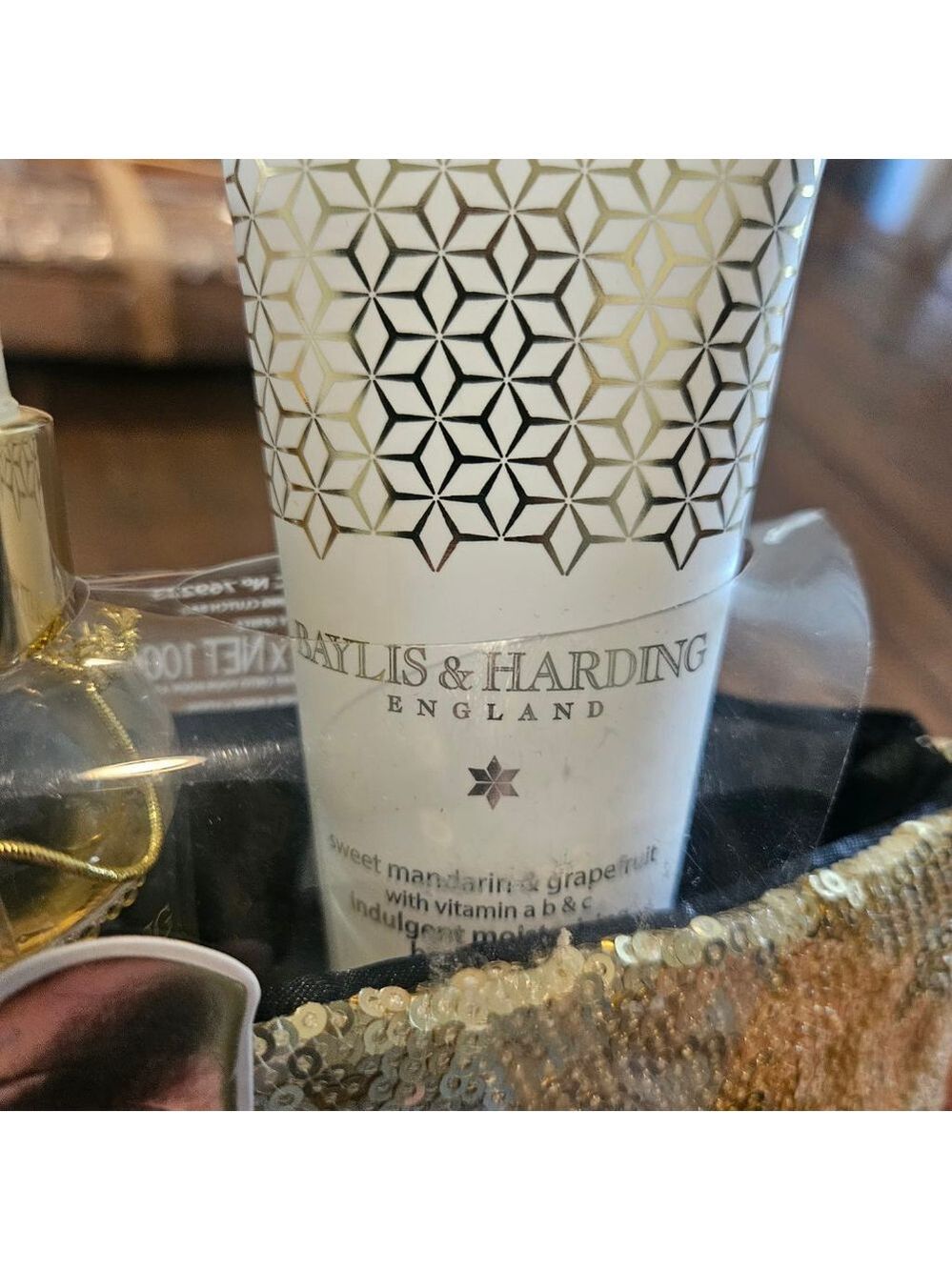 Women's Baylis & Harding NWT Gold Sequin Clutch & Beauty Gift Set One Size - Picture 8 of 10